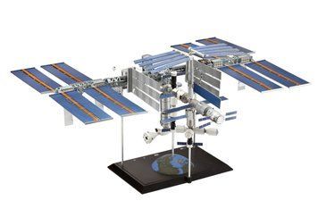 Сборная модель 1:144 международная космическая станция 25-летия "ISS" Platinum Edition Revell 05651