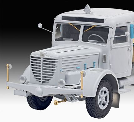 Prefab model 1/24 truck Büssing 8000 S 13 with Trailer Revell 07580