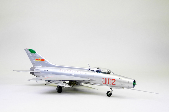 Збірна модель 1/48 надзвуковий винищувач МіГ-21 F-13/J-7 Fishbed MiG-21 Trumpeter 02858