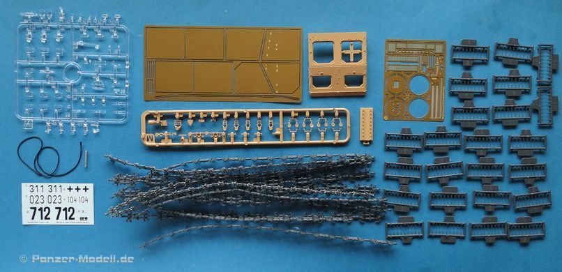 Збірна модель 1/35 винищувач танків StuH42 & StuG.III Ausf.G Late Production Rye Field Model RM-5086