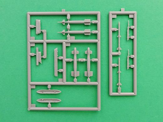 Збірна модель 1/144 літак F-15E Strike Eagle & bombs Model Set Revell 63972