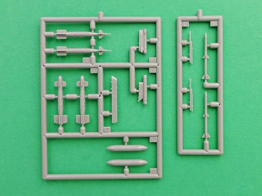 Збірна модель 1/144 літак F-15E Strike Eagle & bombs Model Set Revell 63972