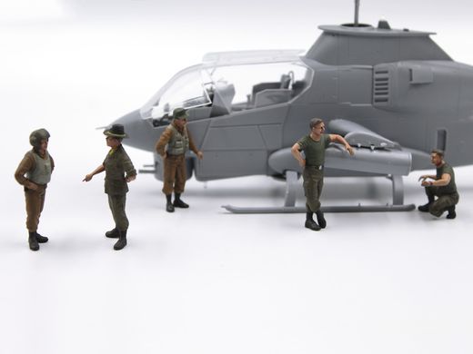 Сборная модель 1/48 Вертолет Cobra AH-1G + Bronco OV-10A с пилотами и техникам США и пилотами вертолета, Передовая база ICM 48303
