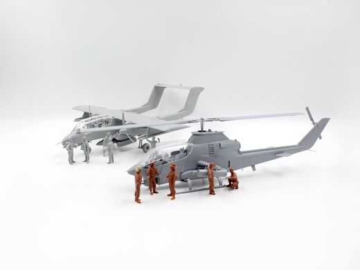 Сборная модель 1/48 Вертолет Cobra AH-1G + Bronco OV-10A с пилотами и техникам США и пилотами вертолета, Передовая база ICM 48303