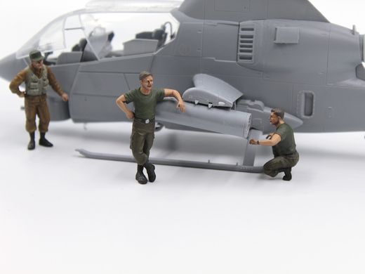 Assembled model 1/48 Cobra AH-1G + Bronco OV-10A helicopter with US pilots and technicians and heli pilots