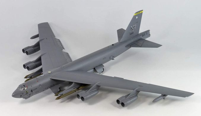 Збірна модель 1/144 бомбардувальник B-52H Stratofortress Strategic Bomber Lion Roar L1008