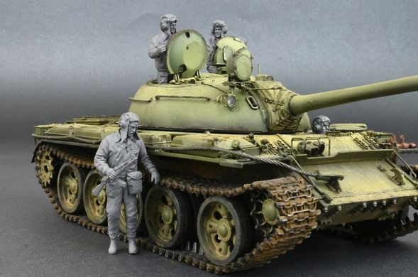 Фигуры 1/35 танковый экипаж 1960-70-е годы MiniArt 37037
