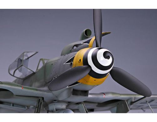 Сборная модель 1:24 самолет Messerschmitt Bf.109K-4 Trumpeter 02418