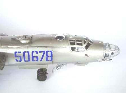 Збірна модель літак 1/72 Chinese strategic bomber XIAN JHU-6 Trumpeter 01614