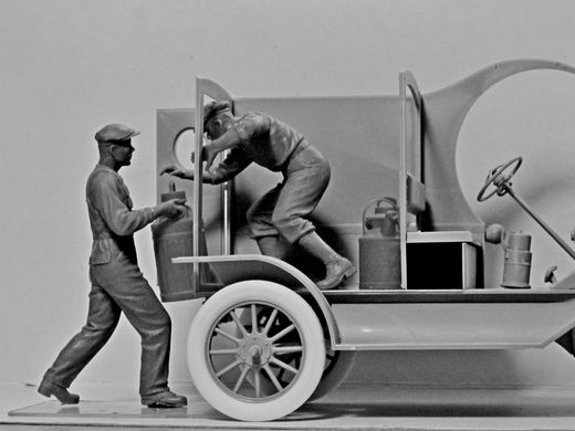 Figures 1/24 American Gasoline Trucks (1910s) (2 Figures) ICM 24018
