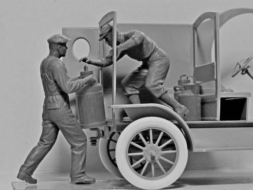 Фигуры 1/24 Американские грузчики бензина (1910-е г.) (2 фигуры) ICM 24018