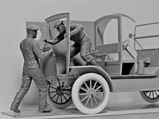 Фигуры 1/24 Американские грузчики бензина (1910-е г.) (2 фигуры) ICM 24018