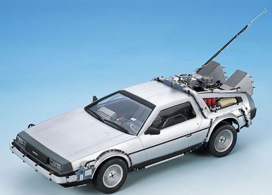 Збірна модель 1/24 автомобіль DeLorean з фільму "Назад у майбутнє" Back To The Future Aoshima 05916